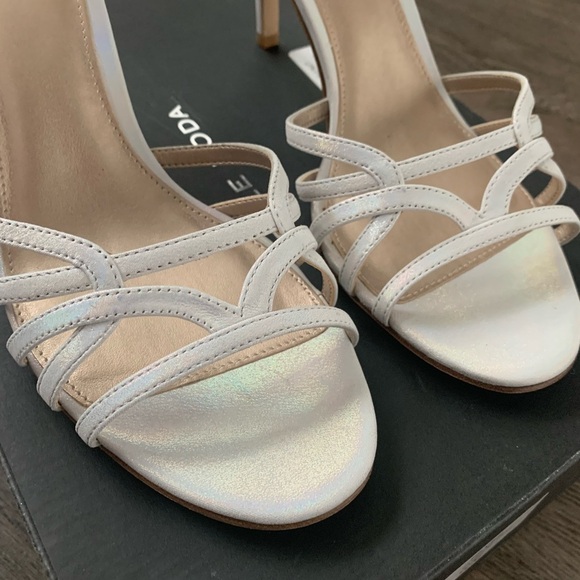 Pelle Moda Ronnie Ankle Strap Sandal Size 10 Silver Digital Foil Metallic - NWB - Picture 3 of 15